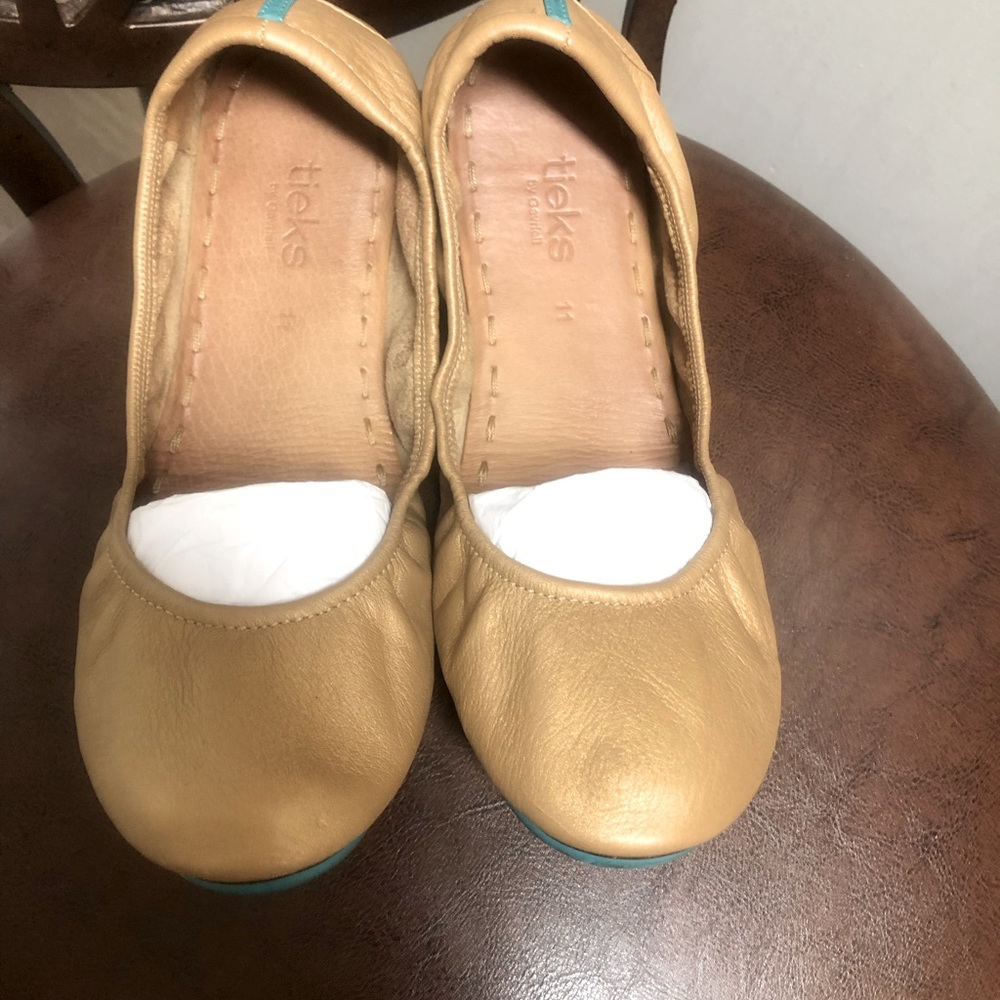 Nearly new Tieks comes with box, carrying bag and flower